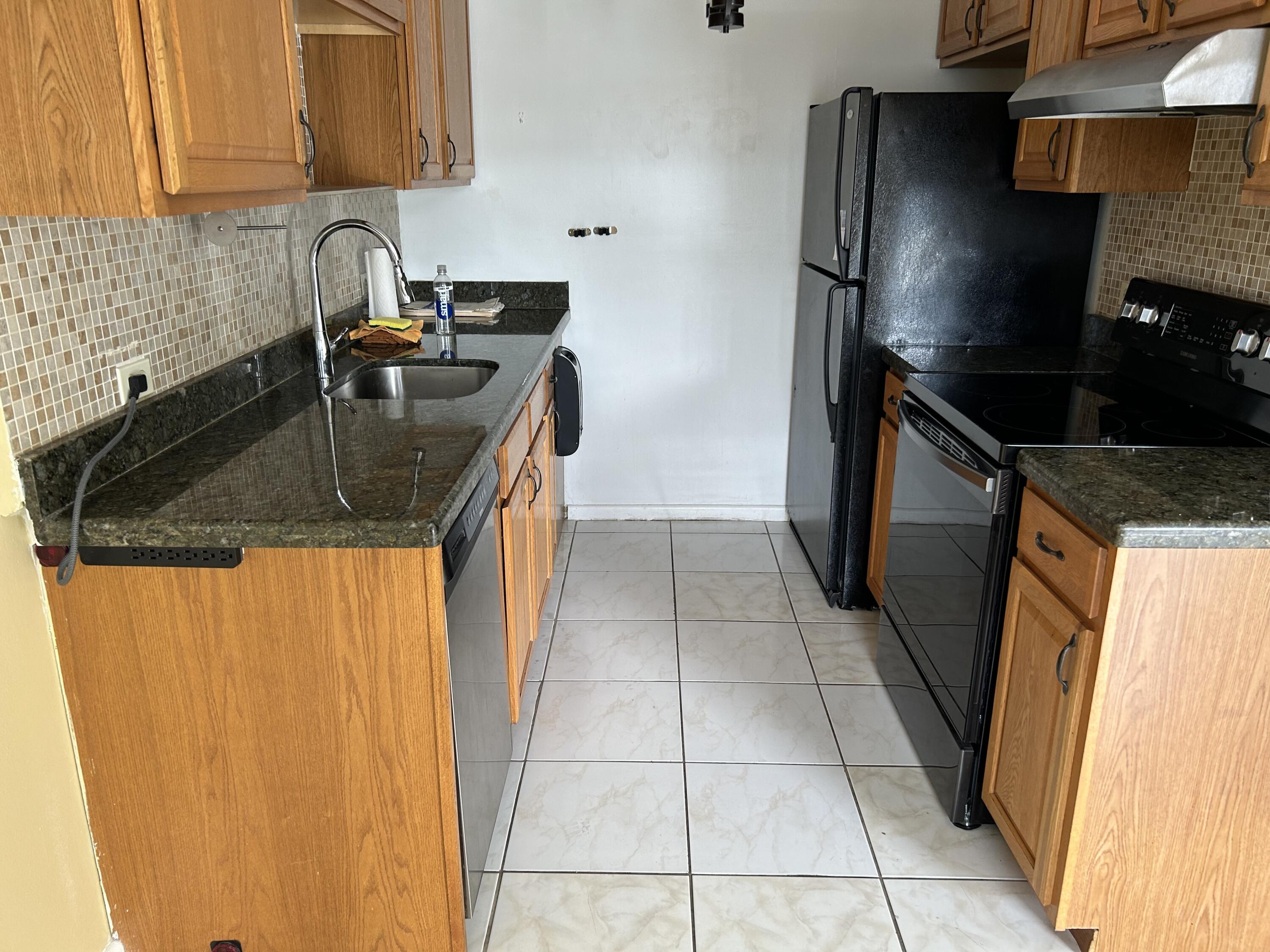 2024 Exeter, Unit 2024B Boca Raton, FL 33434 - Photo 3 of 31 IMG_1226