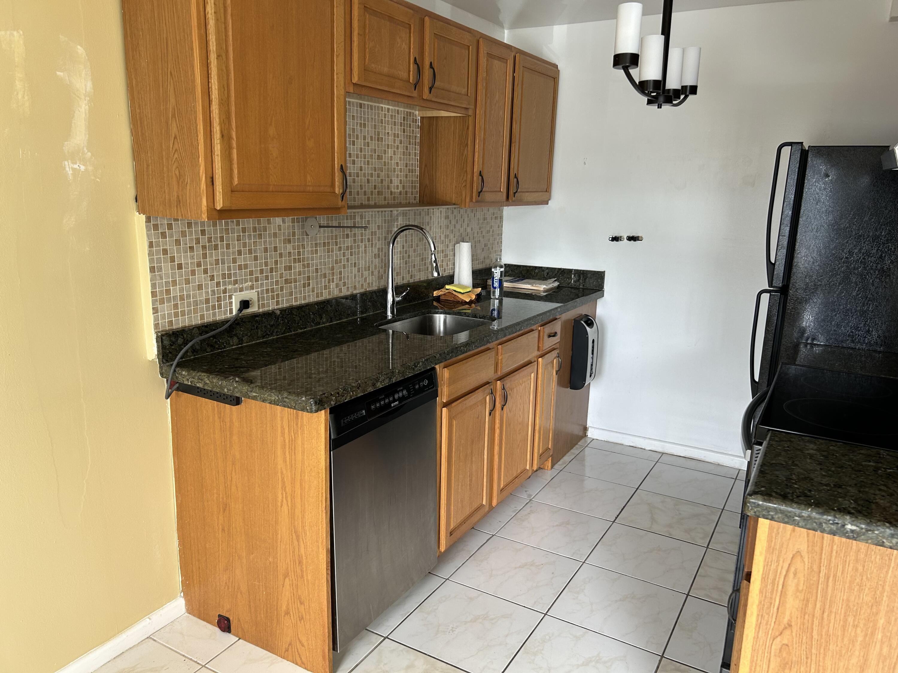 2024 Exeter, Unit 2024B Boca Raton, FL 33434 - Photo 4 of 31 IMG_1227