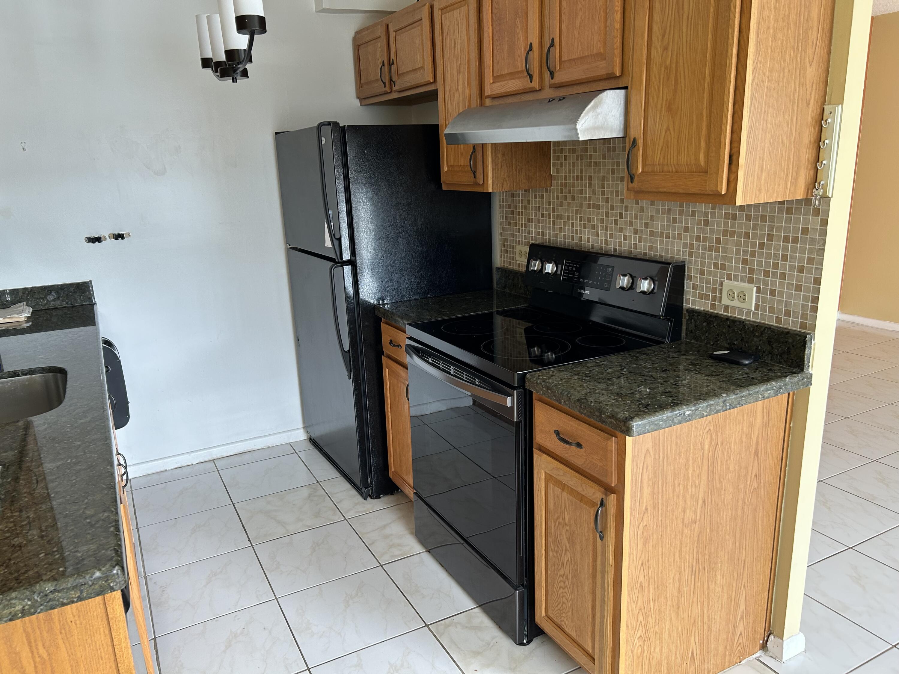 2024 Exeter, Unit 2024B Boca Raton, FL 33434 - Photo 5 of 31 IMG_1228