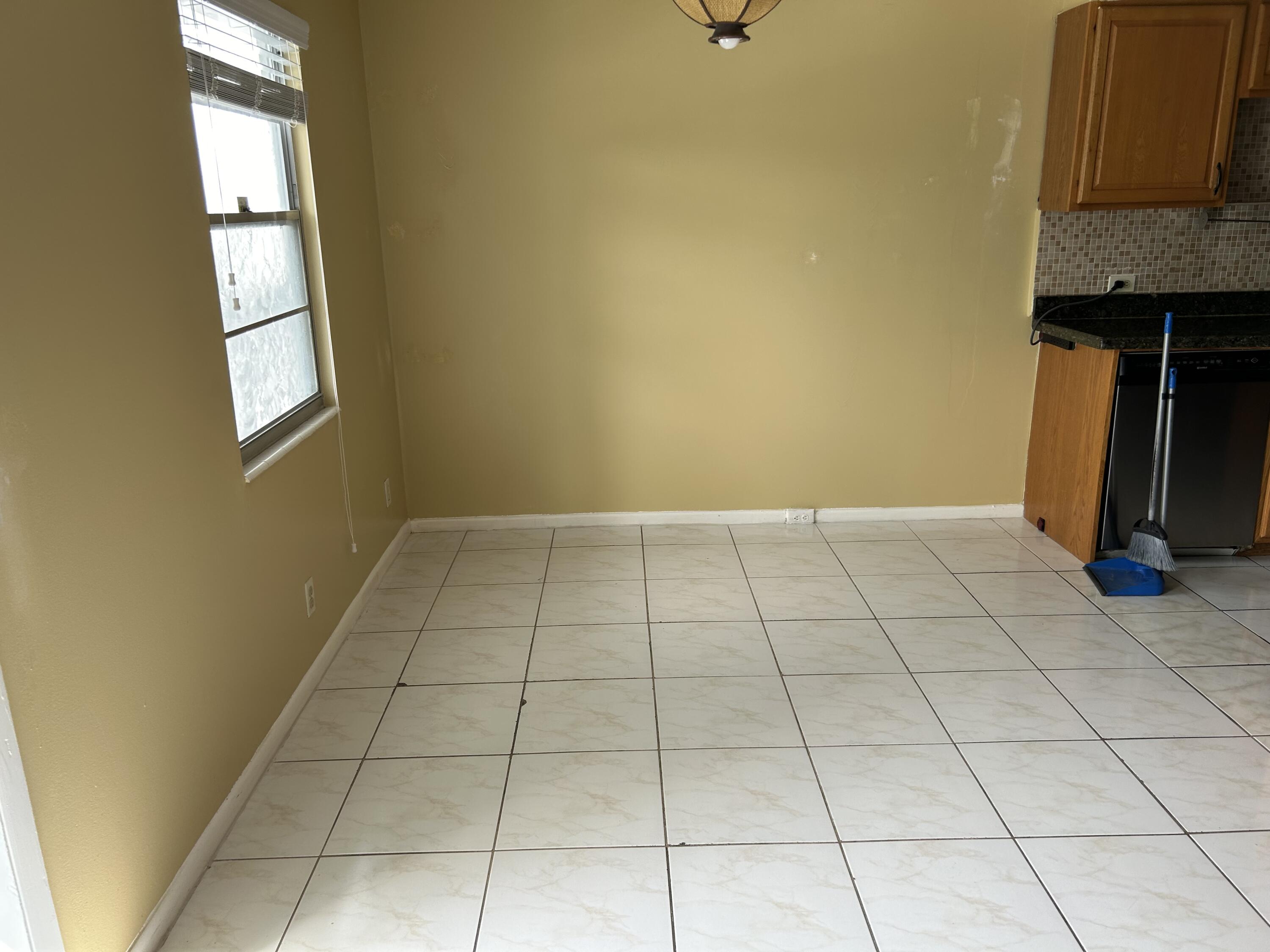 2024 Exeter, Unit 2024B Boca Raton, FL 33434 - Photo 7 of 31 IMG_1229