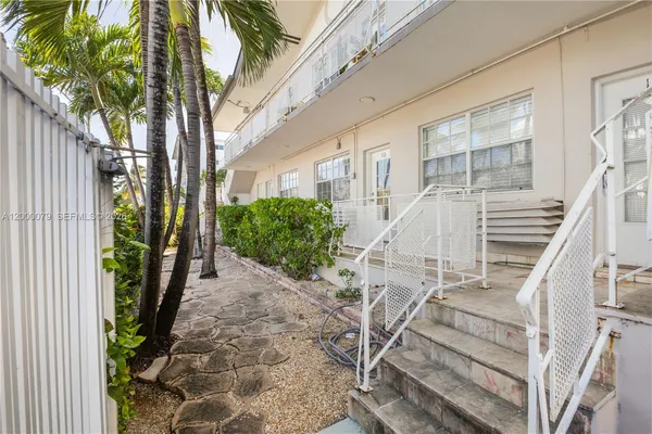 $1,850 | 717 Española Way, Unit 110, Miami Beach, FL 33139