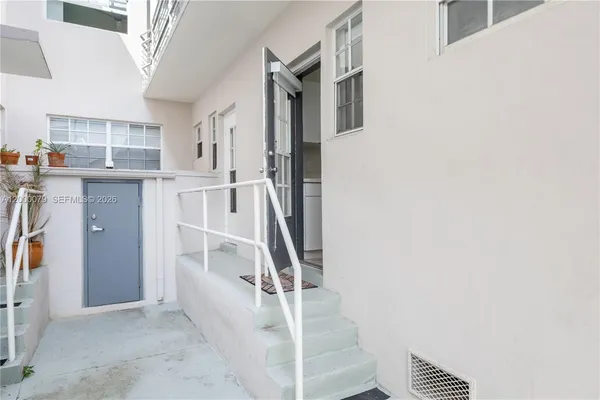 $1,850 | 717 Española Way, Unit 110, Miami Beach, FL 33139