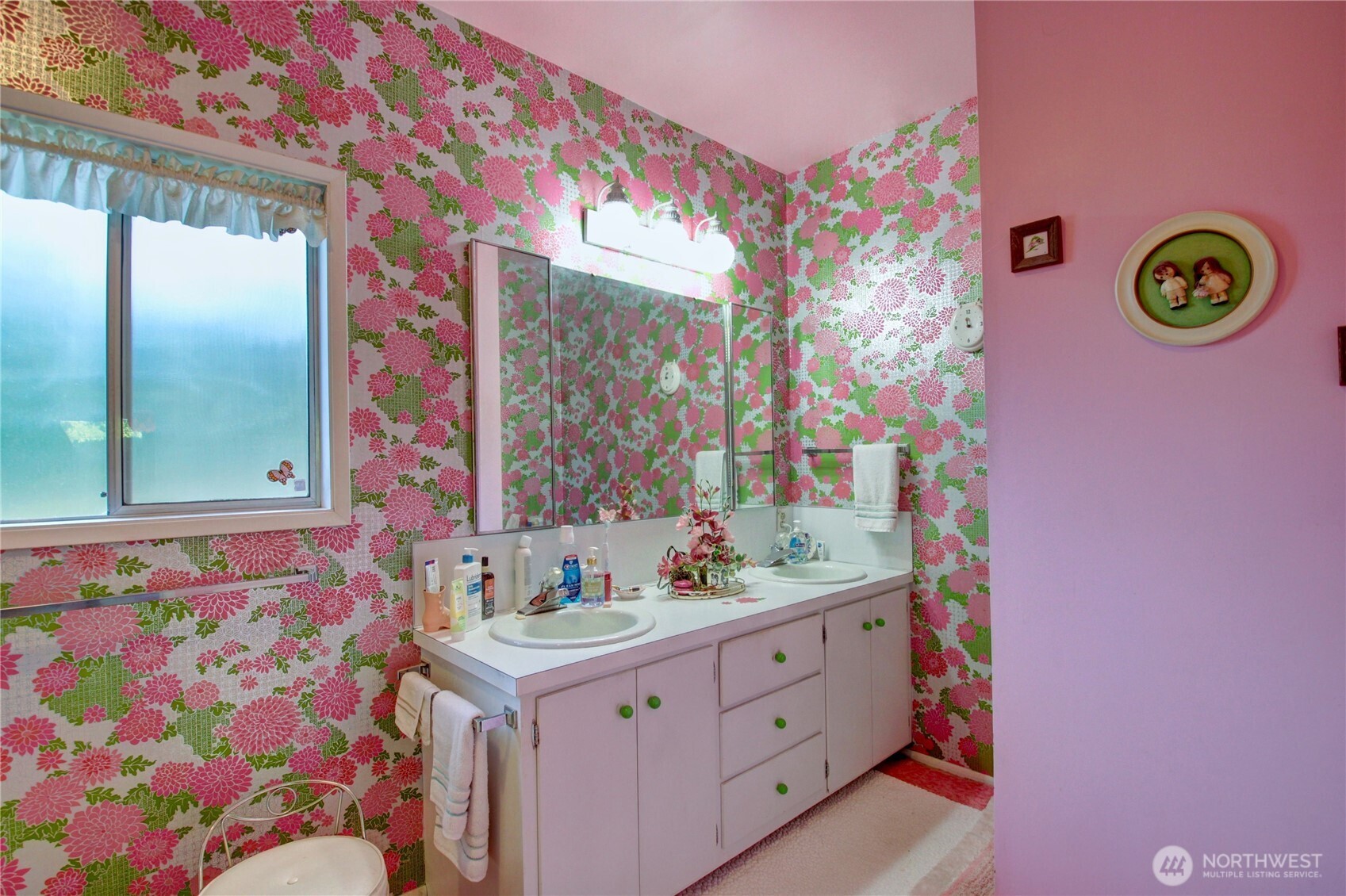 2310 Alison Avenue Mount Vernon, WA 98273 - Photo 21 of 39 a bathroom with a sink and a mirror