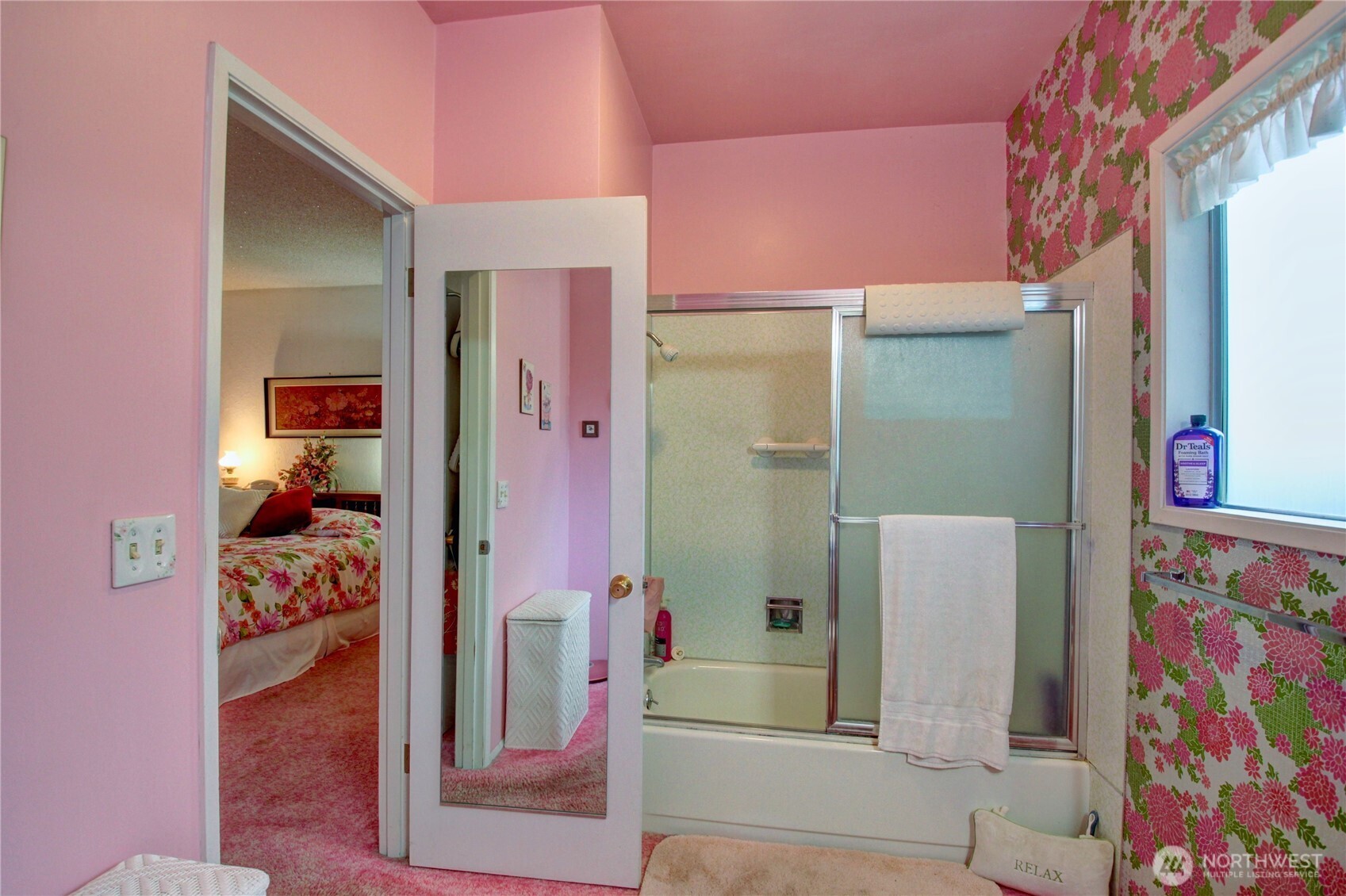 2310 Alison Avenue Mount Vernon, WA 98273 - Photo 22 of 39 a bathroom with a bathtub and shower