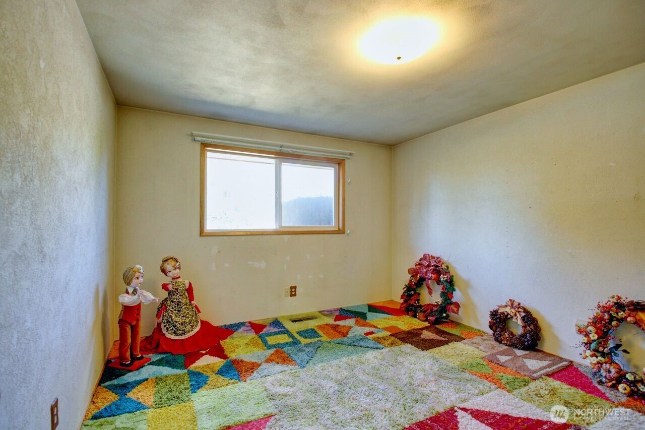 2310 Alison Avenue Mount Vernon, WA 98273 - Photo 26 of 39 a room with toys and toys