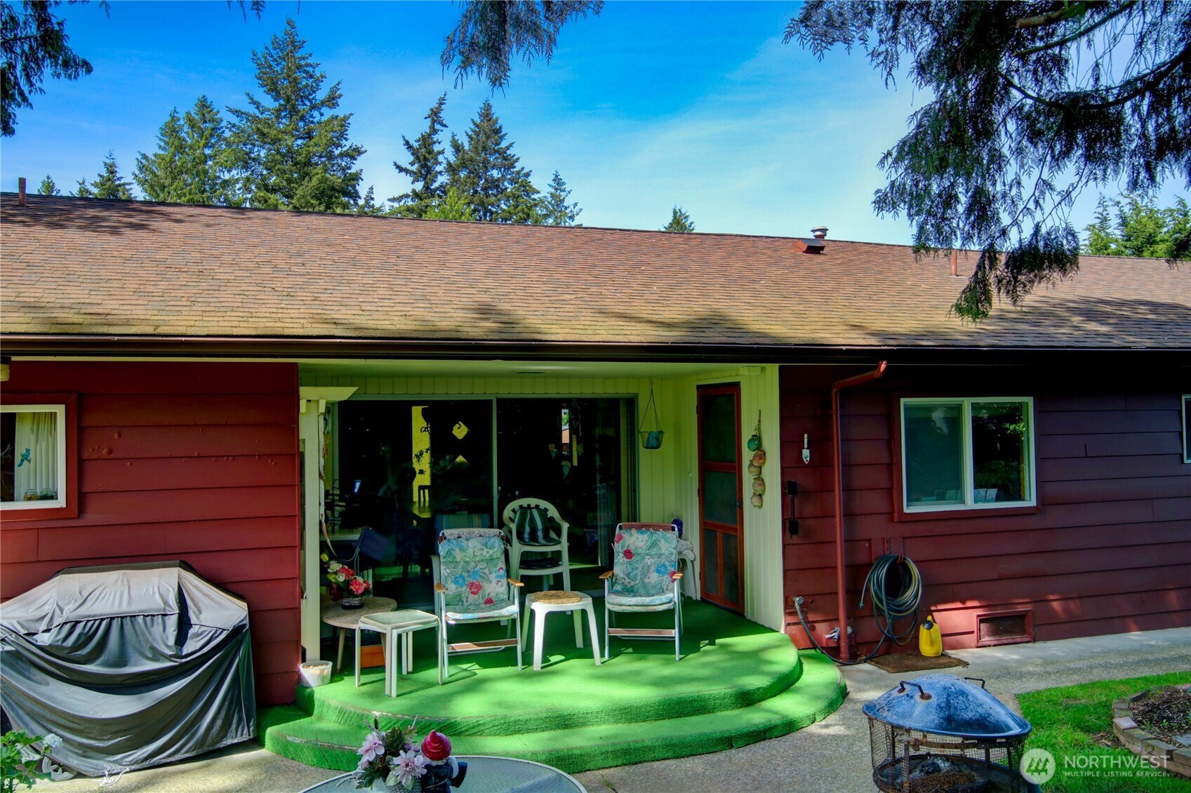 2310 Alison Avenue Mount Vernon, WA 98273 - Photo 33 of 39 a front view of a house with garden