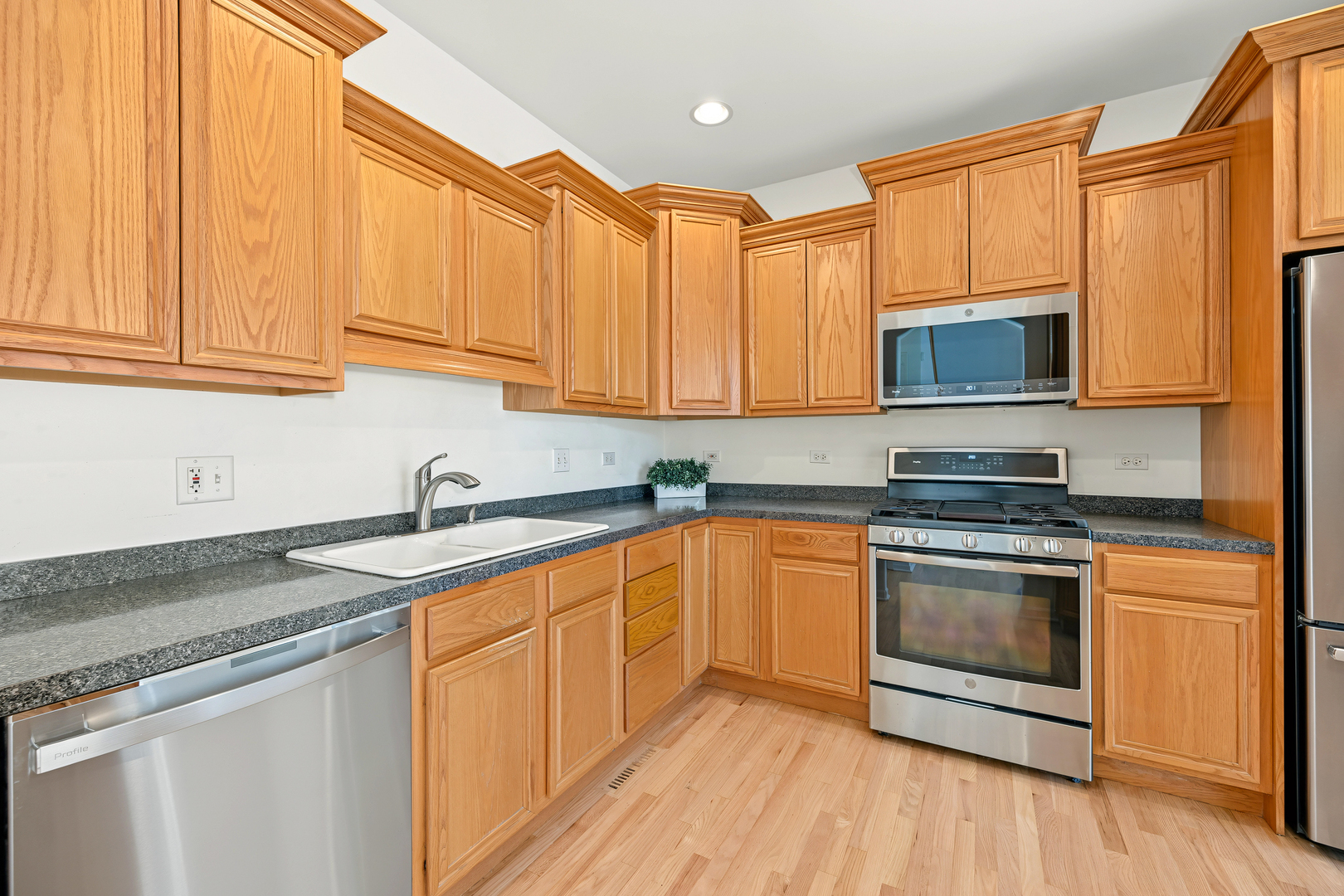 661 East Nerge Road Roselle, IL 60172 - Photo 6 of 21 Gallery Image 6