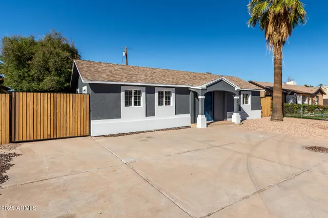 a view of a livingroom with a ceiling fan and window