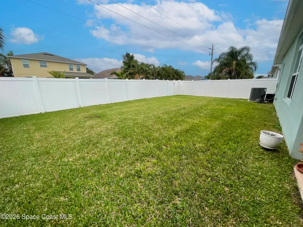 a view of a back yard