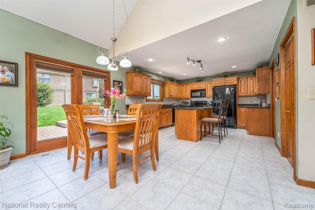 37164 Chesapeake Road Farmington Hills, MI 48335 - Photo 2 of 40