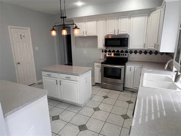 $2,900 | 411 Chatham Street, Sunnyvale, TX 75182