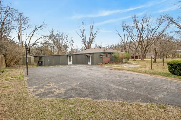 a view of yard with tree