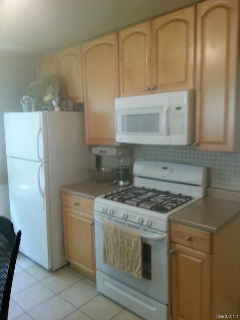 2133 Roslyn Road Grosse Pointe, MI 48236 - Photo 7 of 17 2014-06-12 11.46