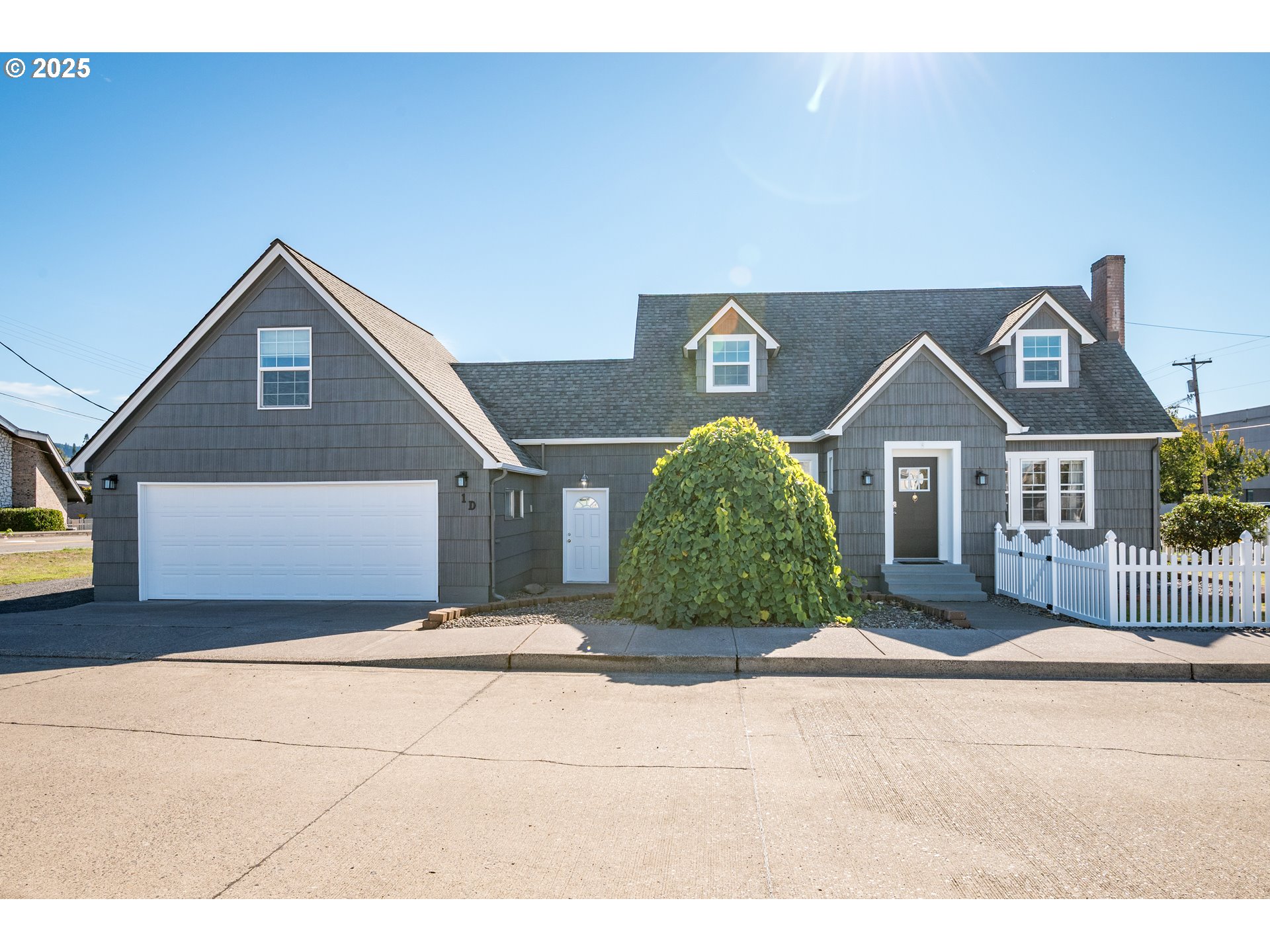 1 Southwest D Street Castle Rock, WA 98611 - Photo 1 of 40 a front view of a house with a yard