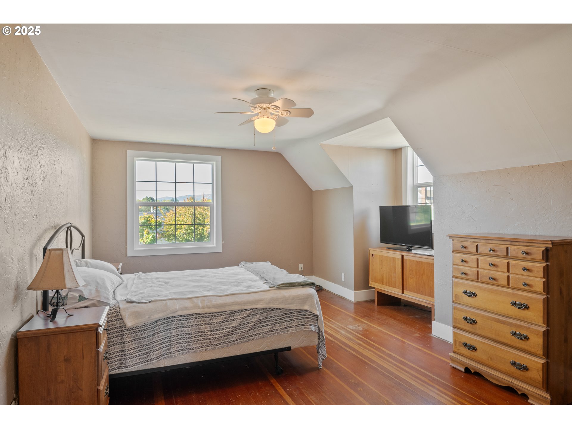 1 Southwest D Street Castle Rock, WA 98611 - Photo 16 of 40 a bedroom with a bed windows and a television