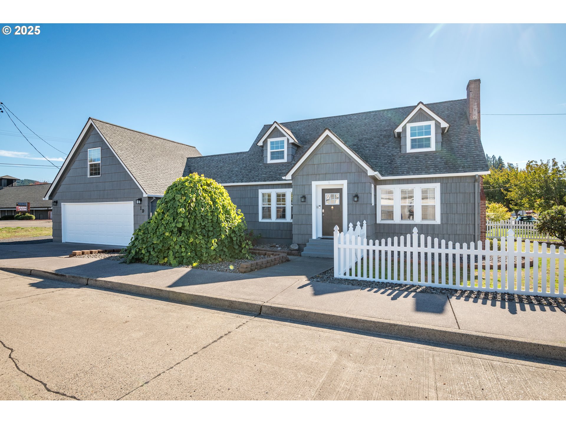 1 Southwest D Street Castle Rock, WA 98611 - Photo 2 of 40 a front view of a house with a yard