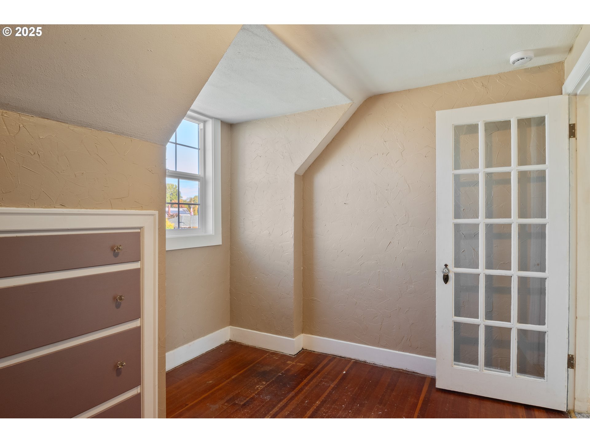 1 Southwest D Street Castle Rock, WA 98611 - Photo 22 of 40 a view of an empty room with a window
