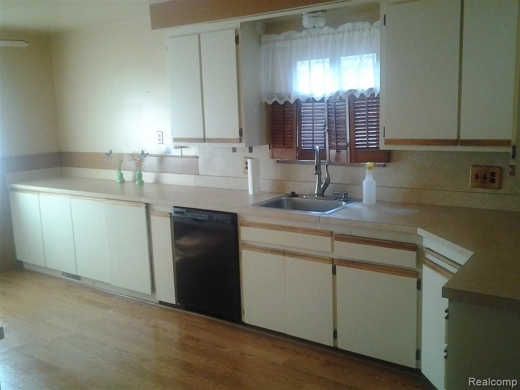 20030 Picadilly Road Detroit, MI 48221 - Photo 6 of 7 picadilly kitchen.jpg