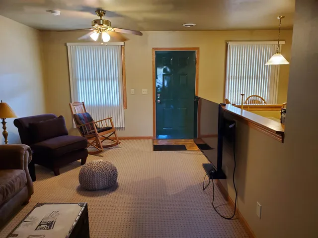 $1,395 | 325 South Clark Street, Utica, IL 61373