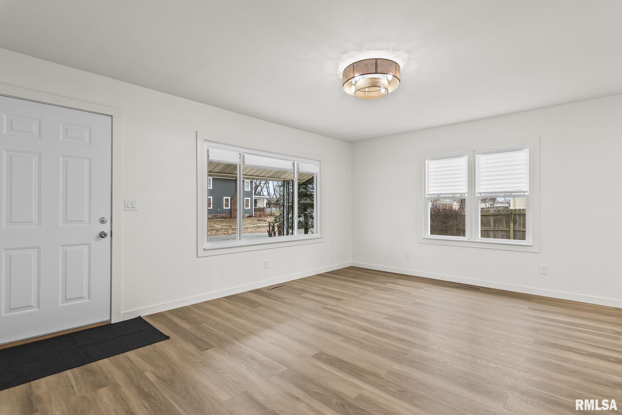 504 West Chestnut Street Chatham, IL 62629 - Photo 4 of 33