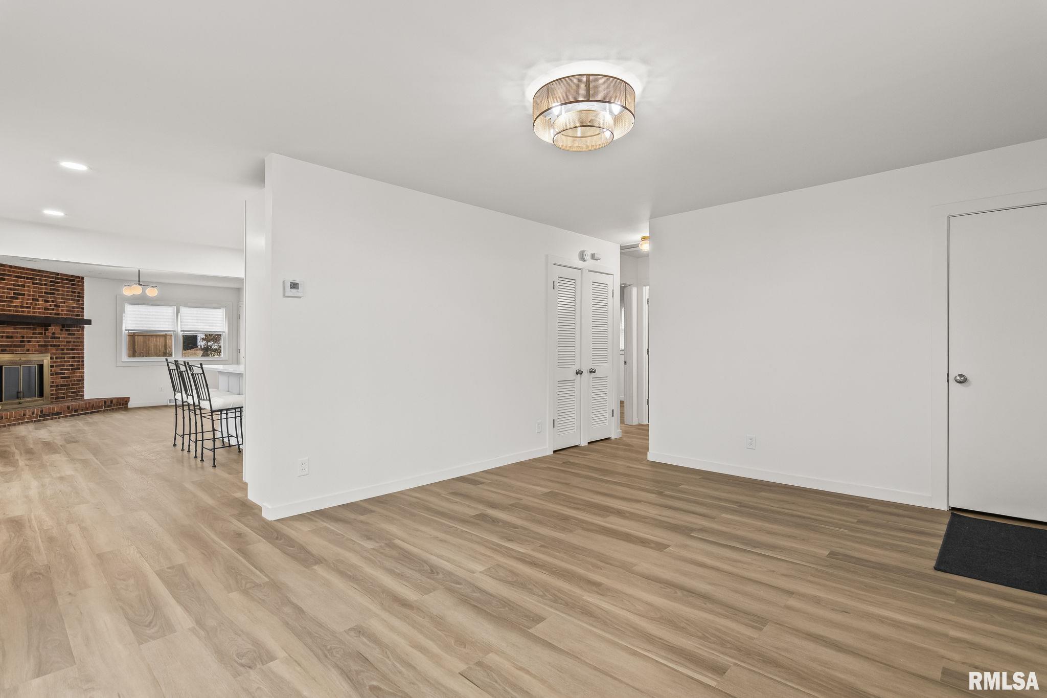 504 West Chestnut Street Chatham, IL 62629 - Photo 5 of 33