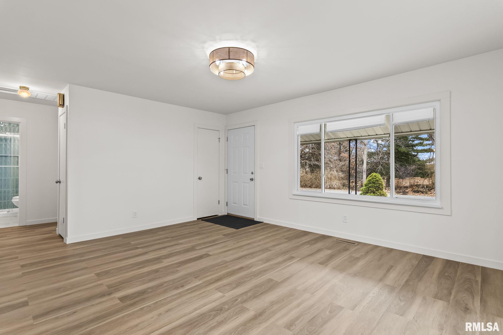 504 West Chestnut Street Chatham, IL 62629 - Photo 6 of 33