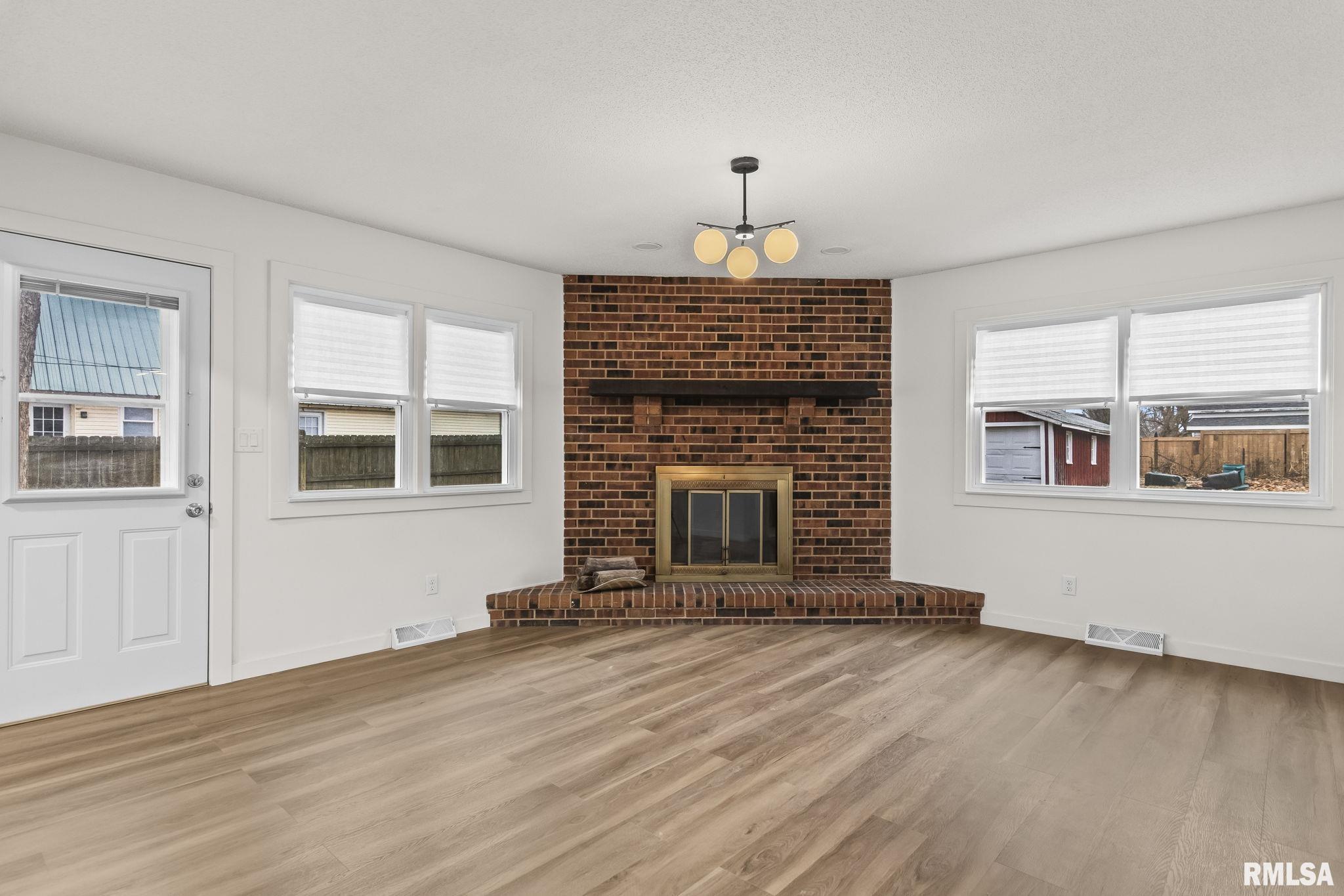 504 West Chestnut Street Chatham, IL 62629 - Photo 9 of 33