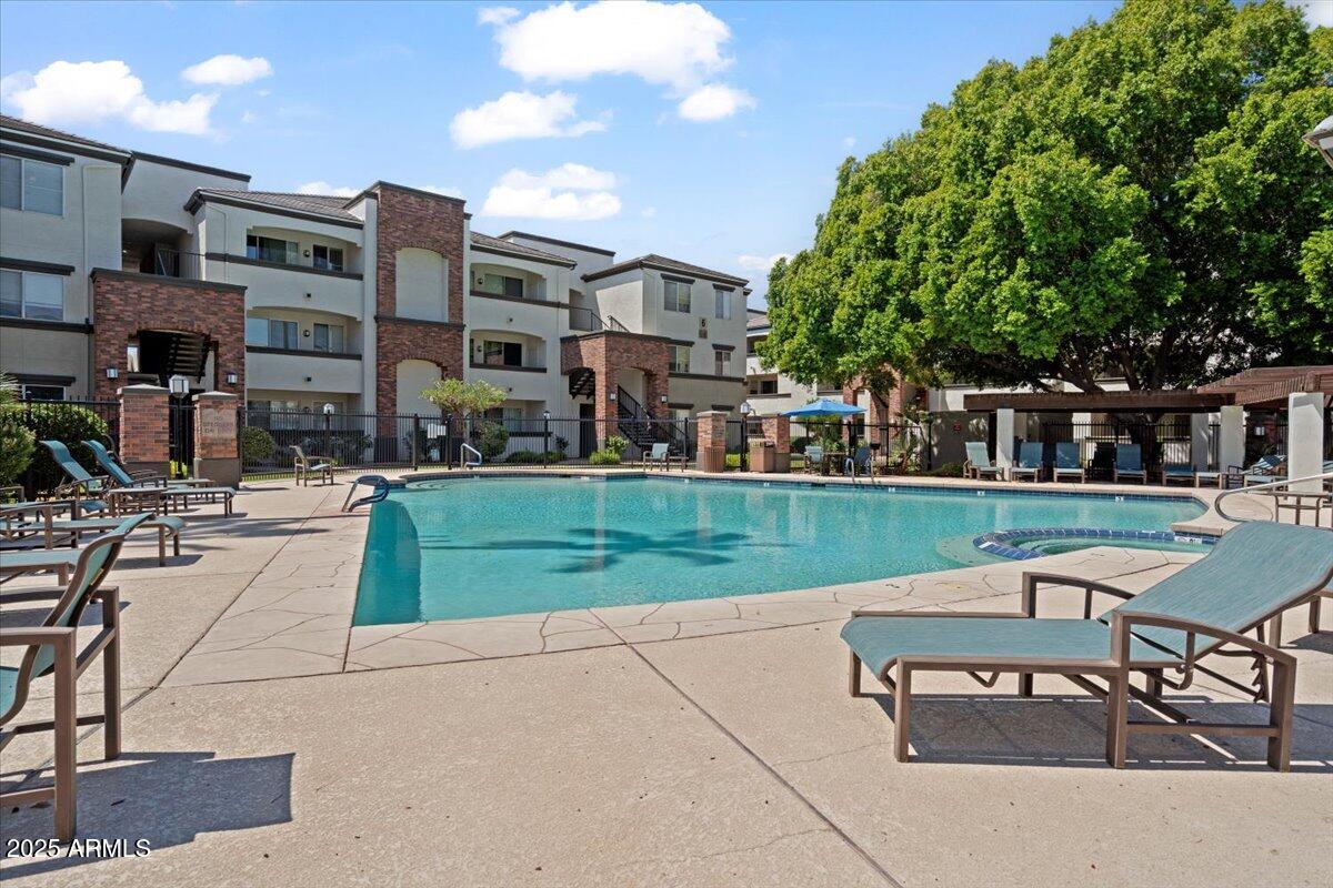 3302 North 7th Street, Unit 319 Phoenix, AZ 85014 - Photo 23 of 28 a view of a patio with a table and chairs