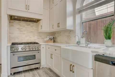 $895,000 | 4114 West Northampton Place, Houston, TX 77098