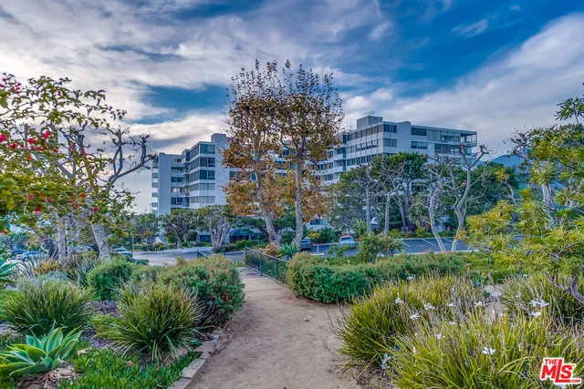 $1,339,000 | 17352 Sunset Boulevard, Unit 301, Pacific Palisades, CA 90272