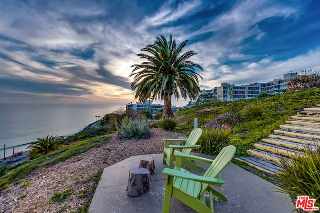 $1,339,000 | 17352 Sunset Boulevard, Unit 301, Pacific Palisades, CA 90272