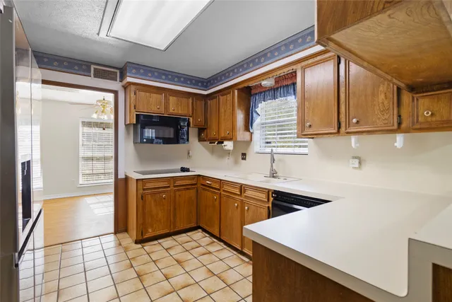 $2,200 | 2108 Greentree Drive, Huntsville, TX 77340