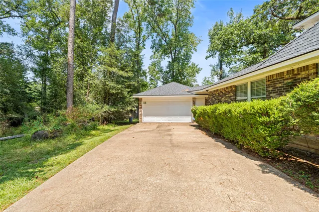 $2,200 | 2108 Greentree Drive, Huntsville, TX 77340