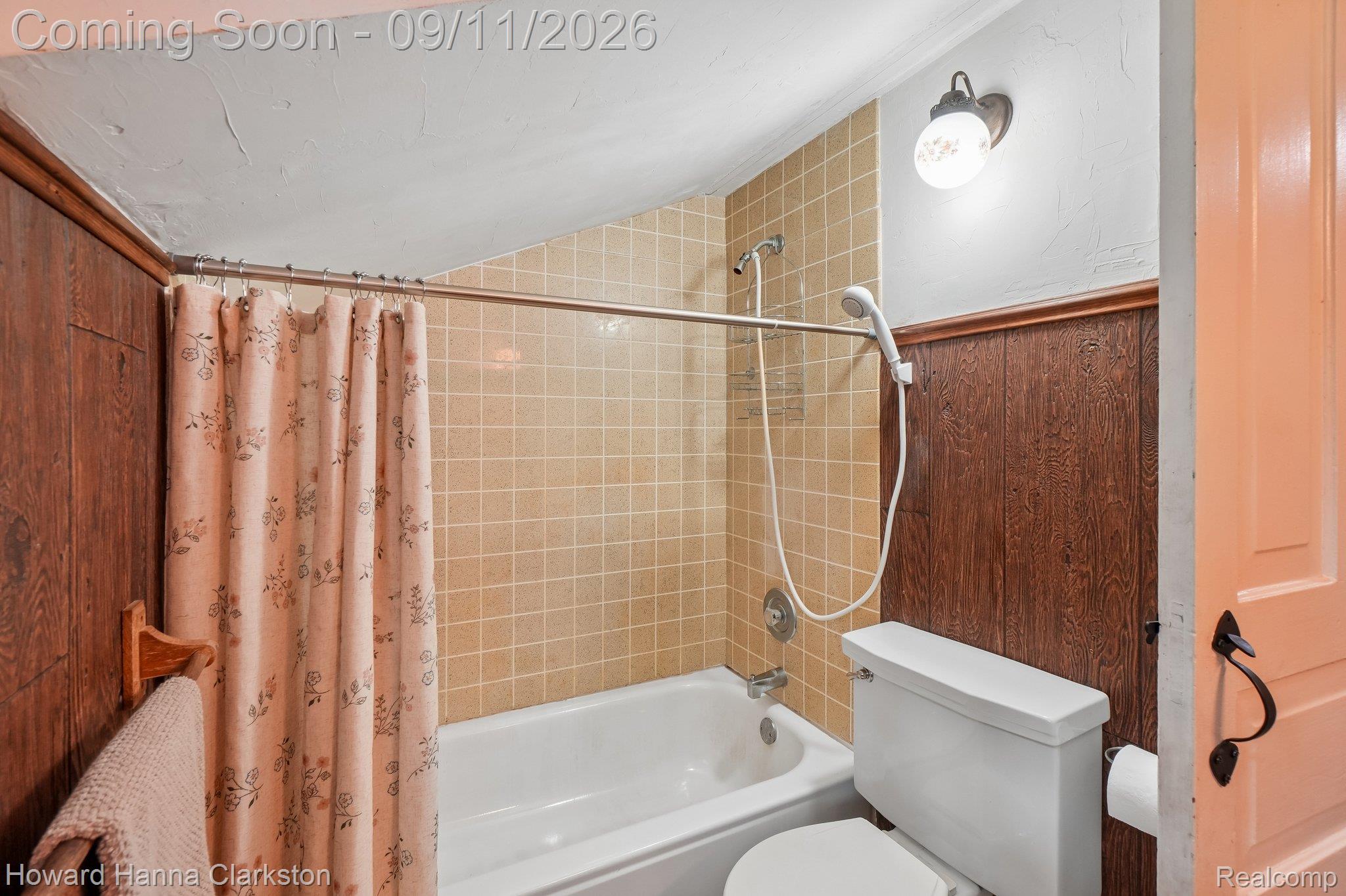 8301 Foster Road Clarkston, MI 48346 - Photo 28 of 41 2nd floor bathroom