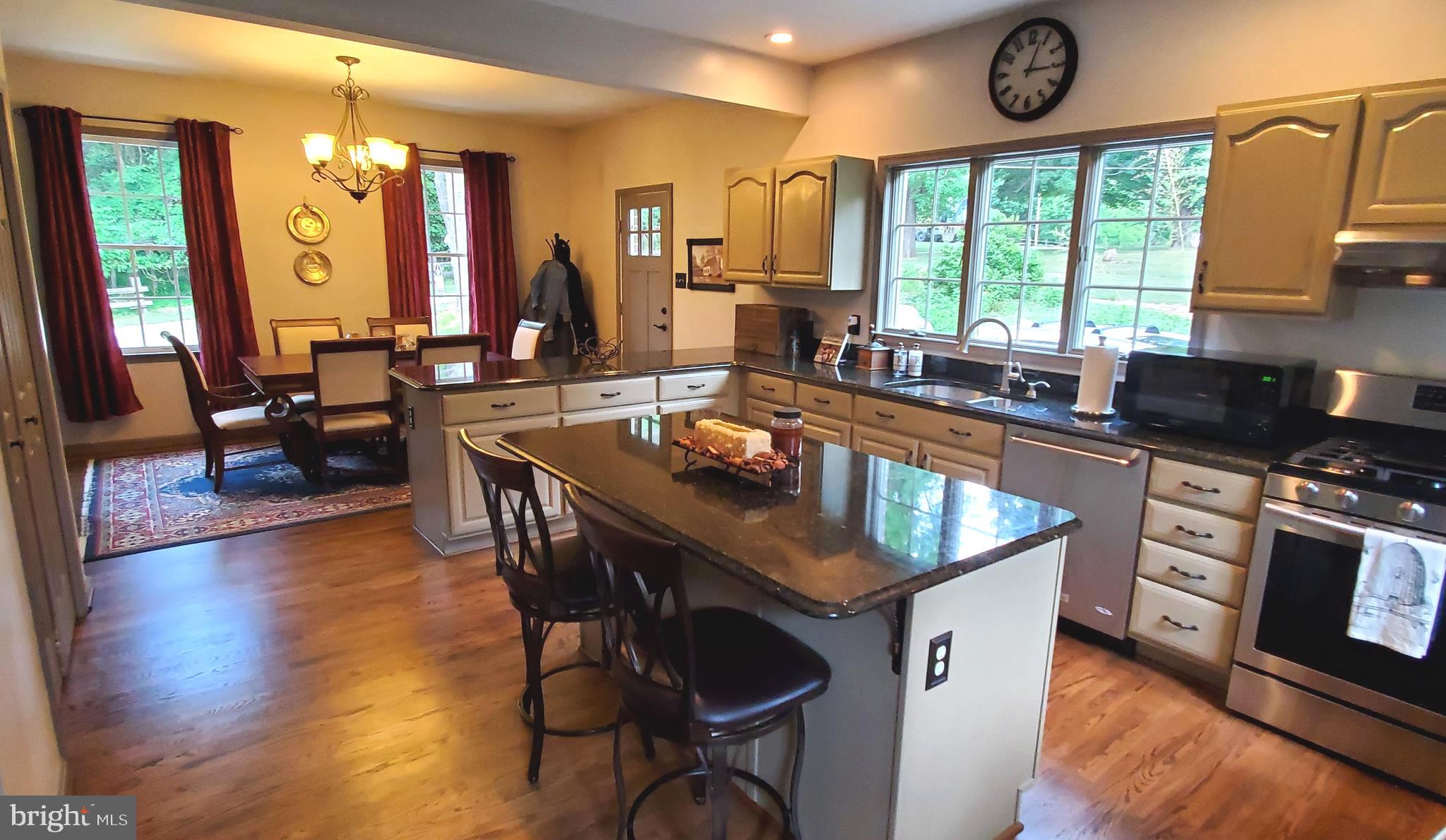 Granite Countertops & Stainless Steel appliances