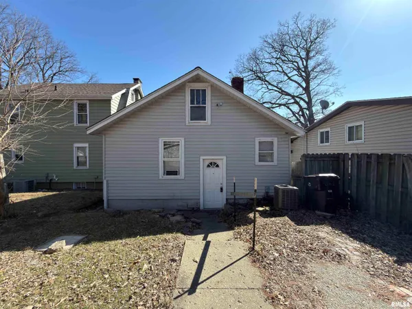 $1,375 | 1815 North Sheridan Road, Peoria, IL 61604