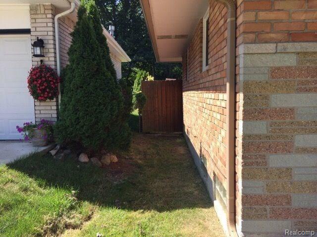 3665 Mark Road Waterford, MI 48328 - Photo 3 of 17 3.jpg