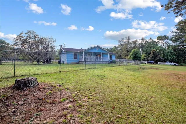 a view of a house with a yard