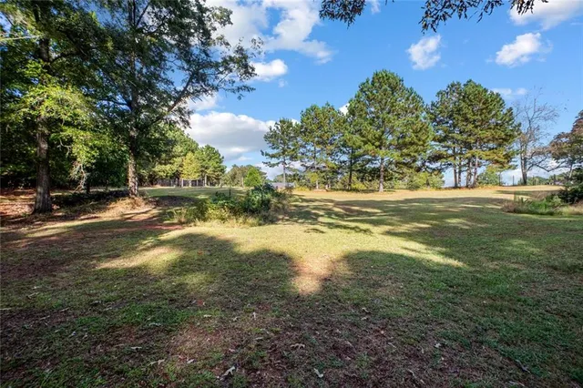 a view of a house with backyard