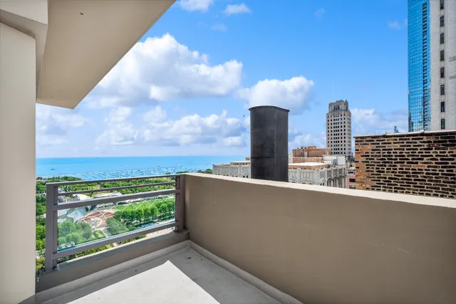 $2,250,000 | 130 North Garland Court, Unit 271112, Chicago, IL 60602