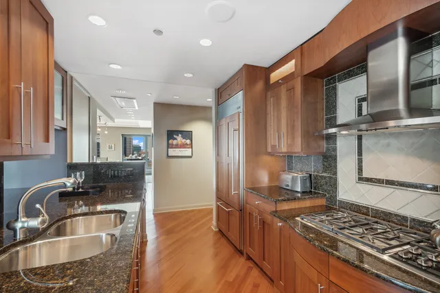 $2,250,000 | 130 North Garland Court, Unit 271112, Chicago, IL 60602
