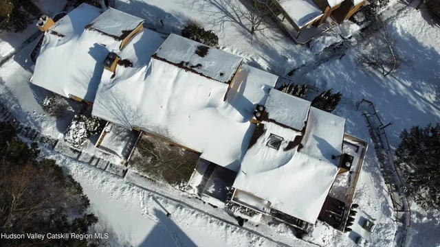 a black and white photo of a room