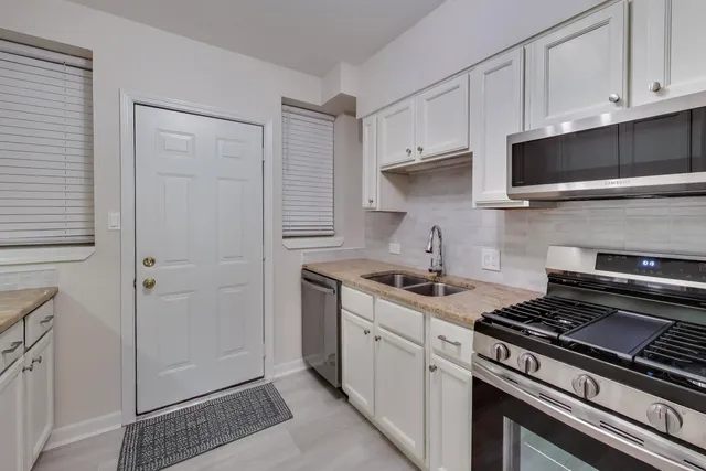 $2,489 | 1 West Oak Avenue, Unit C1, La Grange Park, IL 60526