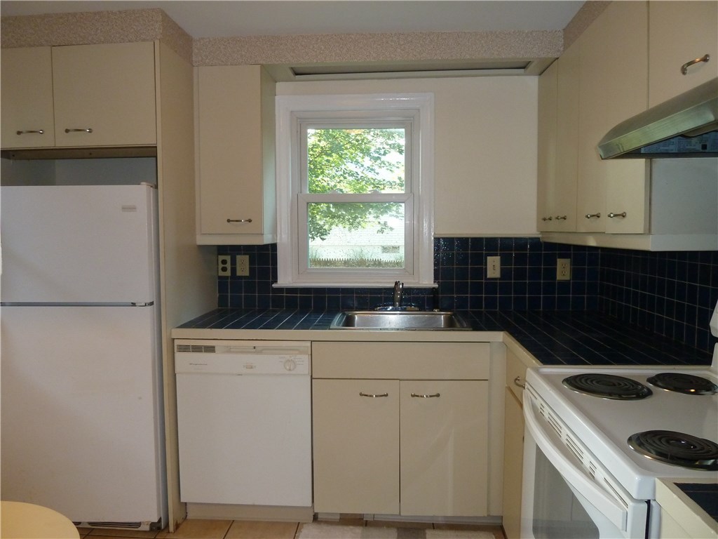 3 Cummings Road Newport, RI 02840 - Photo 3 of 14