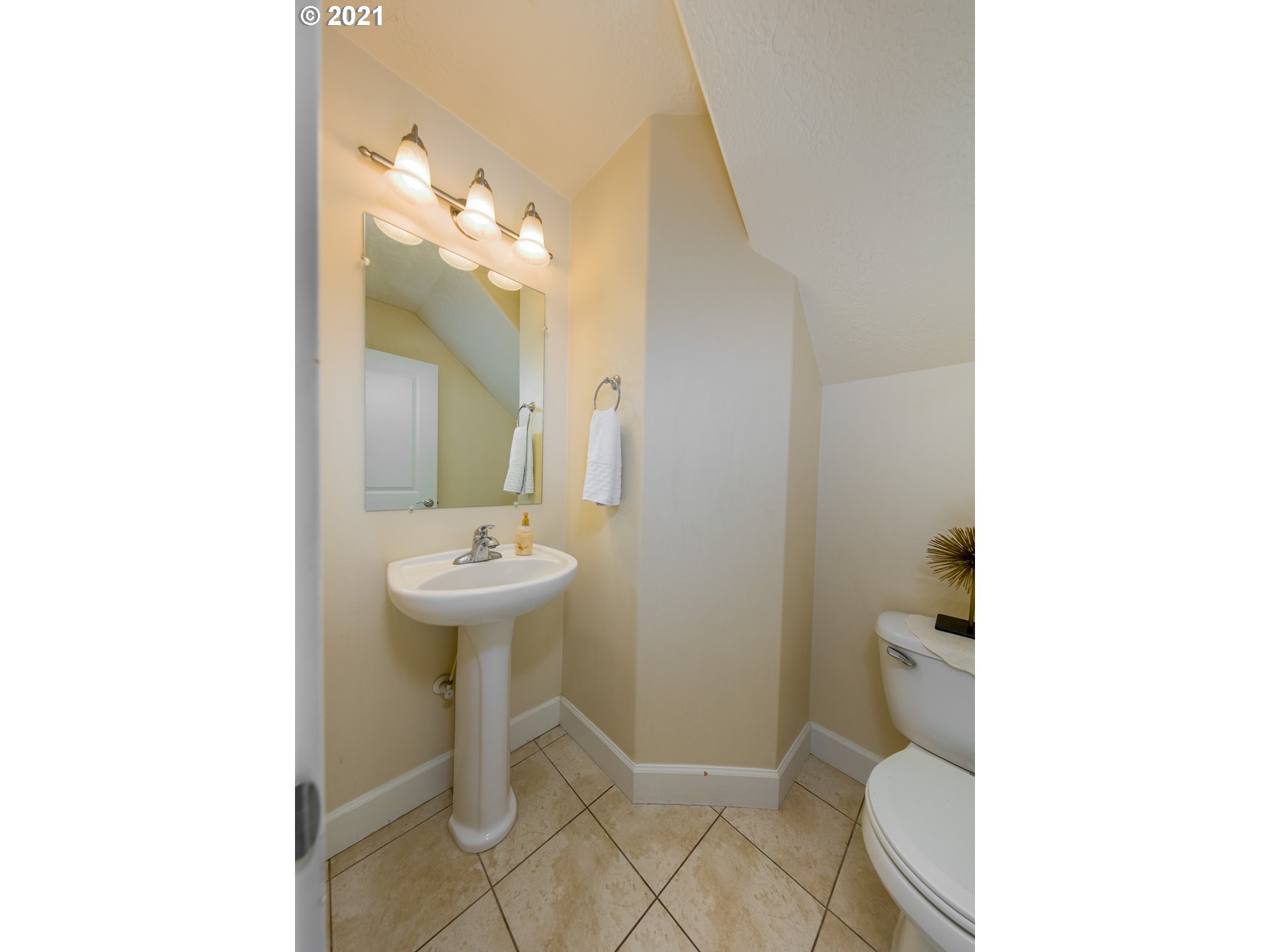 2892 Son-Rise Loop Hood River, OR 97031 - Photo 8 of 21 Gallery Image 8