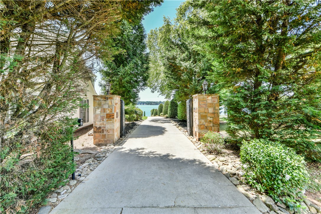 190 Walker Point Seneca, SC 29672 - Photo 50 of 50 Gated entrance
