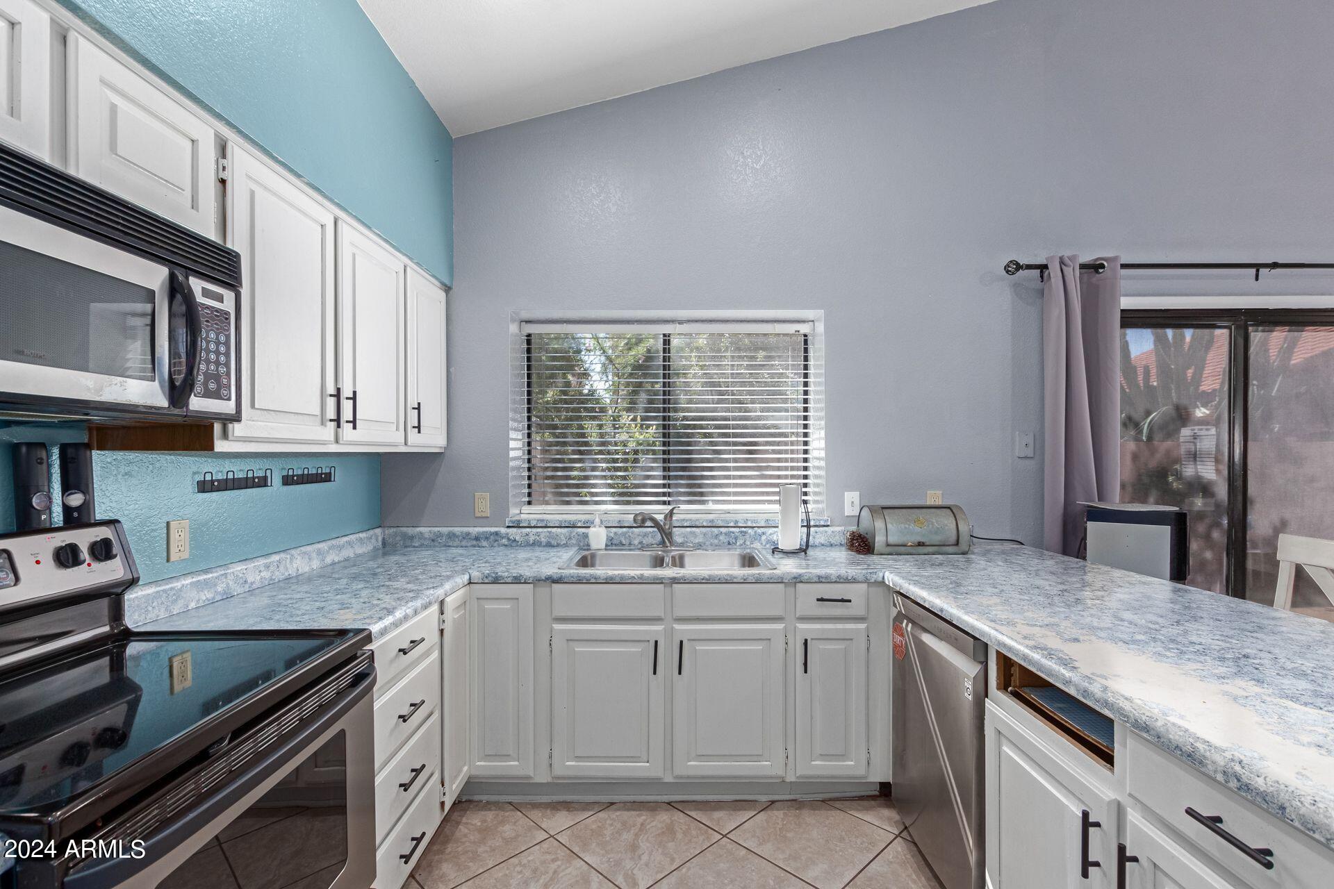 4325 East Dry Creek Road Phoenix, AZ 85044 - Photo 12 of 39 11