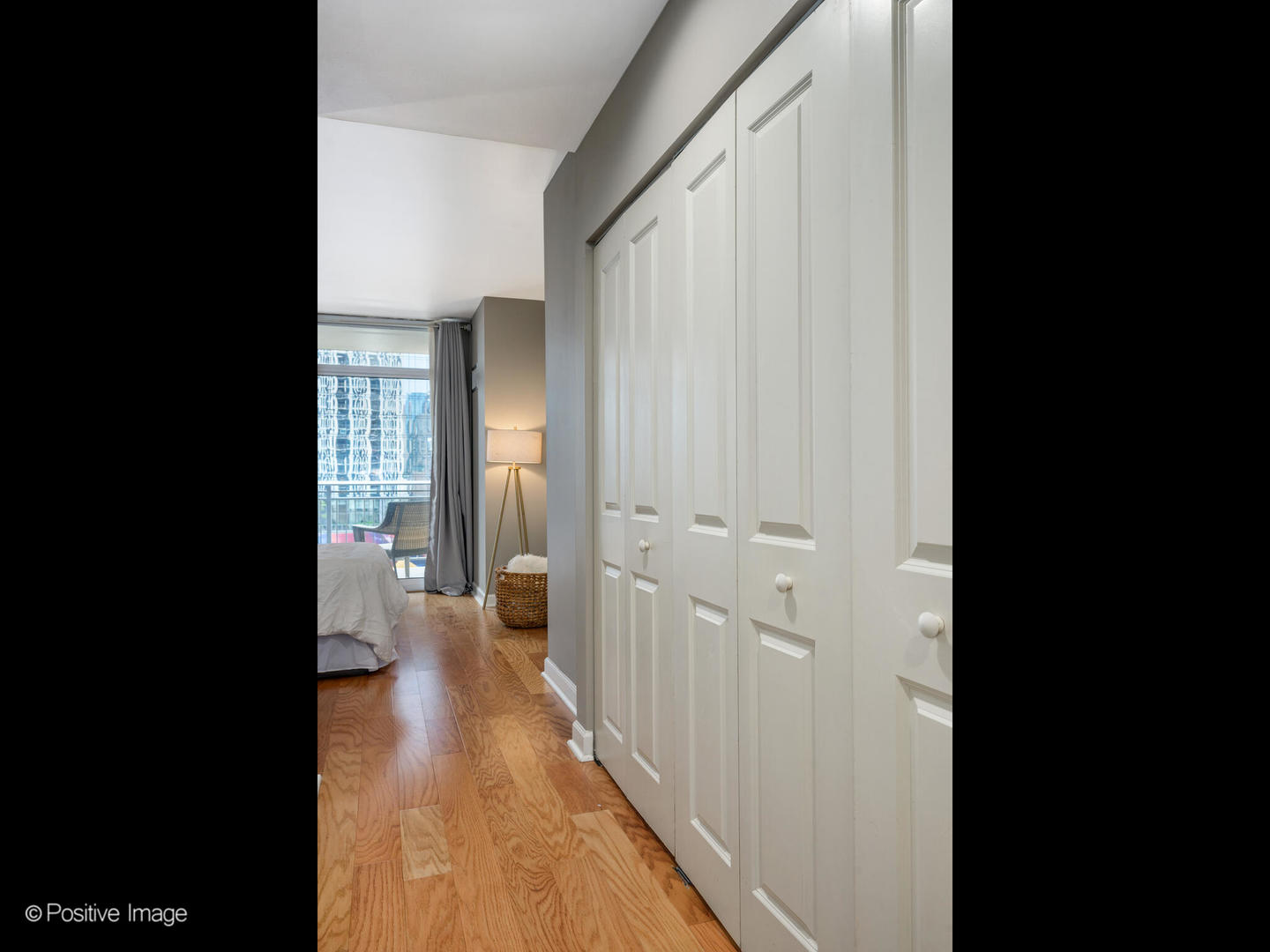 1250 South Michigan Avenue, Unit 910 Chicago, IL 60605 - Photo 13 of 26 a view of a bathroom from the hallway