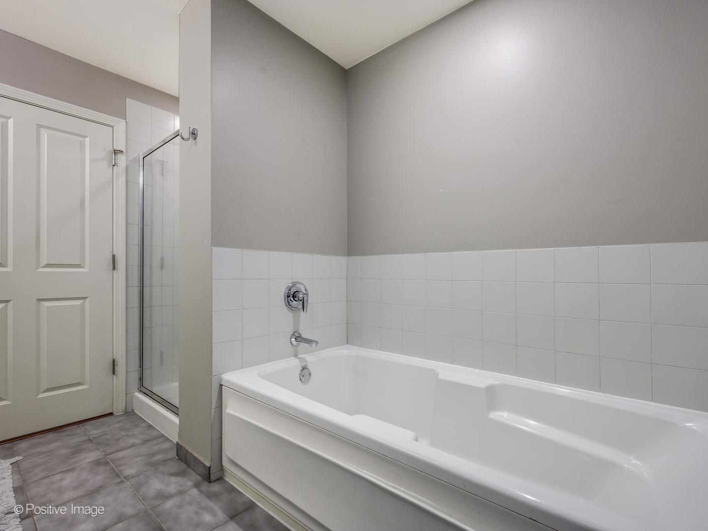 1250 South Michigan Avenue, Unit 910 Chicago, IL 60605 - Photo 15 of 26 a bathroom with a bathtub and a shower