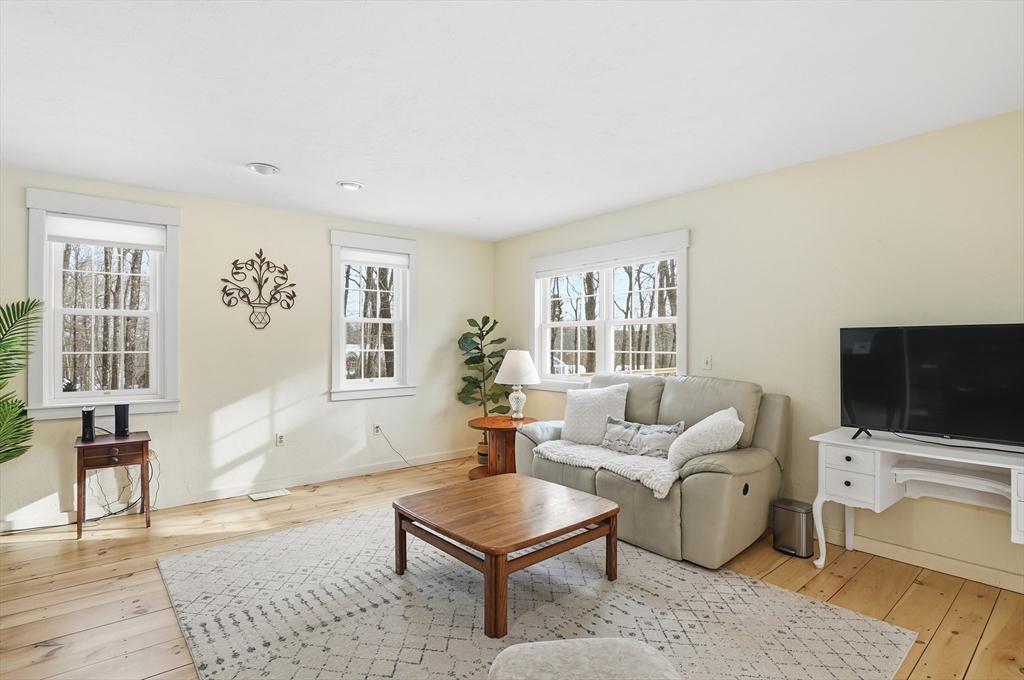 164 Oxford Road Charlton, MA 01507 - Photo 8 of 40